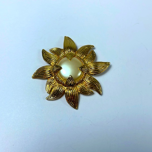 Carol Duplause Elegant Gold and Cream Sunflower Brooch - Picture 1 of 4